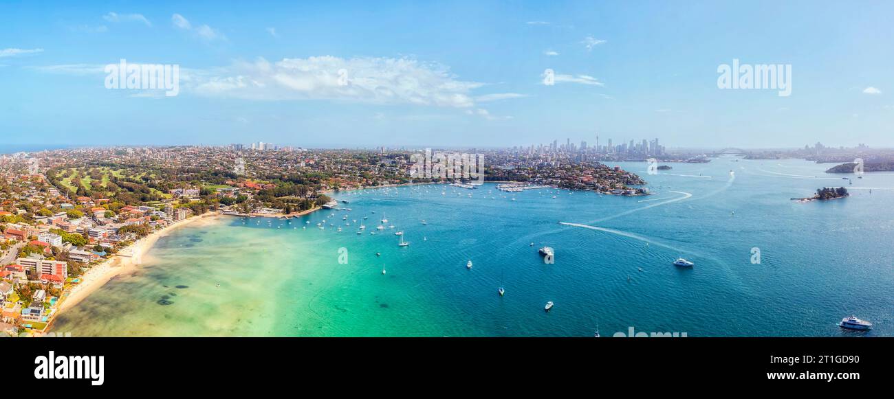 Spiaggia di Rose Bay sul porto di Sydney in un panorama aereo della città del Distant City CBD e dell'isola degli squali. Foto Stock