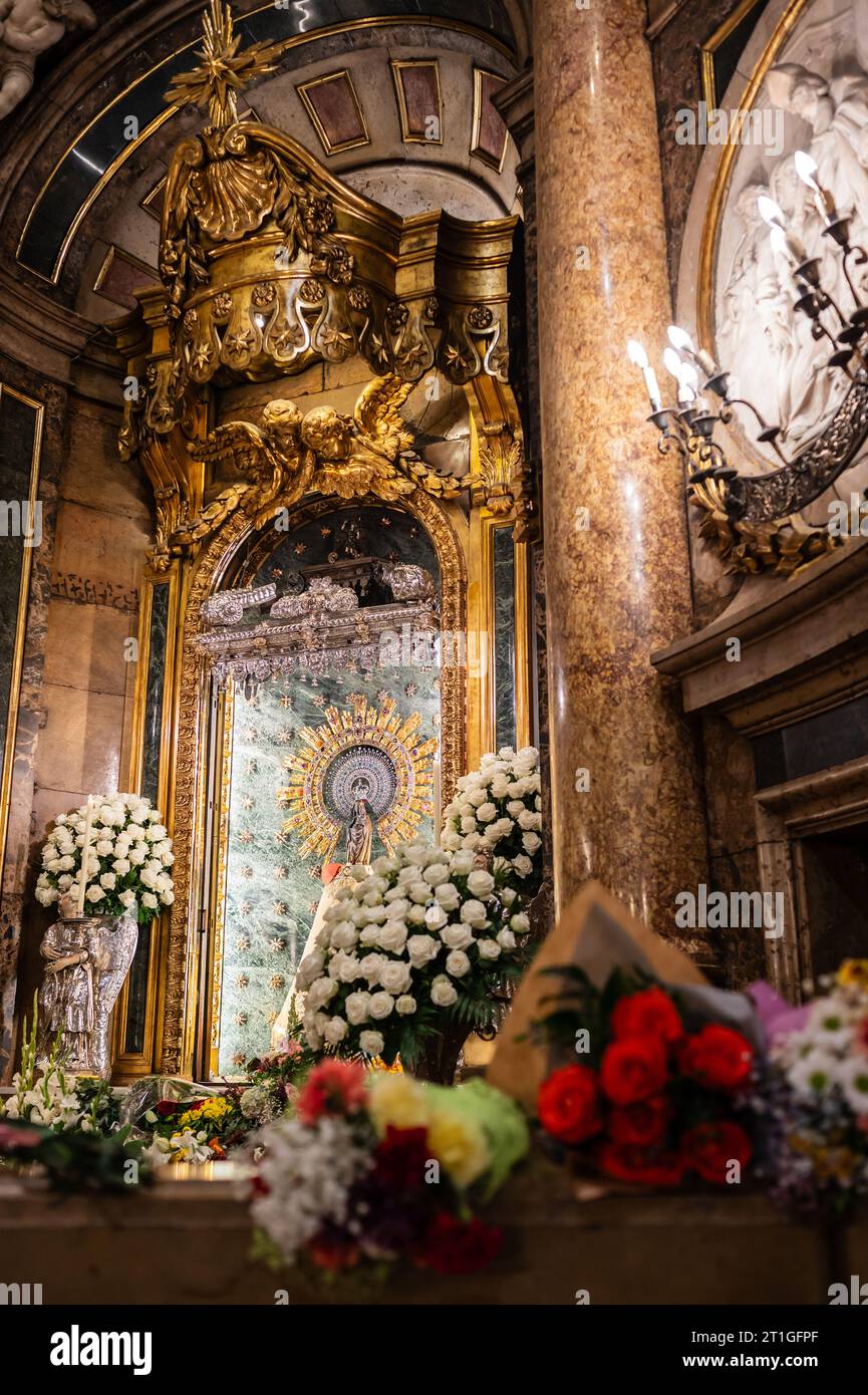 La Vergine di El Pilar all'interno della Cattedrale-Basilica di nostra Signora del pilastro durante la giornata ispanica, Saragozza, Spagna Foto Stock