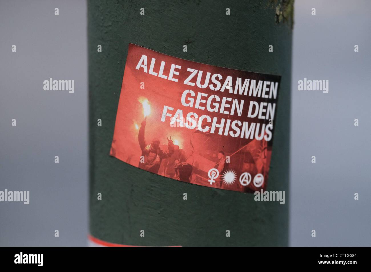 Düsseldorf 13.10.2023 Protestaufkleber Faschismus Faschisten AFD gesellschaftliche Spaltung Hassrede Antifa Düsseldorf Nordrhein-Westfalen Deutschland *** Düsseldorf 13 10 2023 adesivo di protesta fascisti AFD divisione sociale Hate Speech Antifa Düsseldorf Renania settentrionale Vestfalia Germania credito: Imago/Alamy Live News Foto Stock