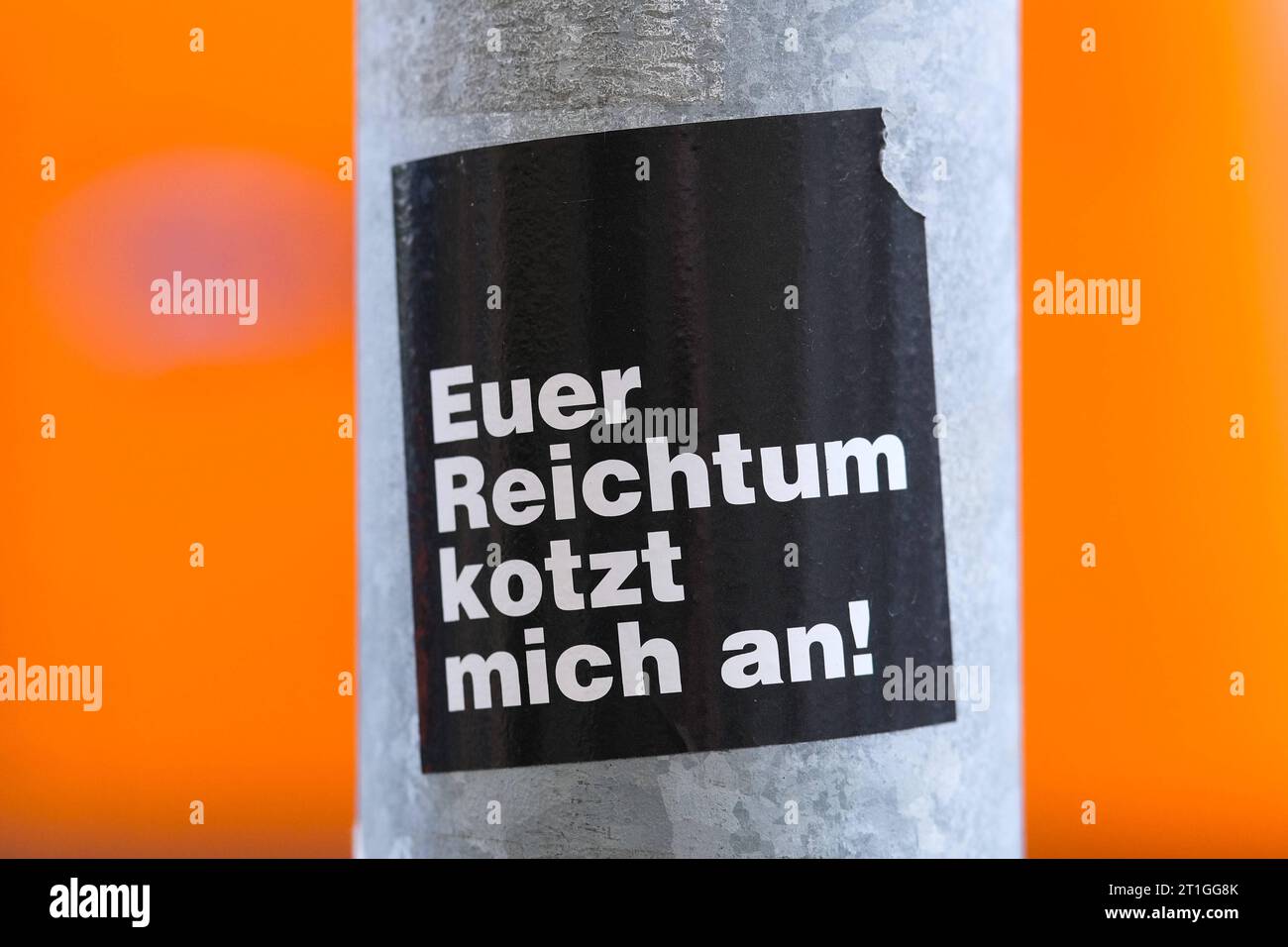 Düsseldorf 13.10.2023 protesta-Aufkleber Euer Reichtum kotzt mich an Kapitalismus-Kritik Kapitalismuskritik Sozialismus Altersarmut Bürgergeld Grundeinkommen Grundrente Linkspartei soziale Gerechtigkeit Düsseldorf Nordrhein-Westfalen Deutschland *** Düsseldorf 13 10 2023 adesivo di protesta la tua ricchezza mi fa incazzare dal capitalismo critica al capitalismo socialismo socialismo socialismo di base pensione di base soldi sinistra giustizia Düsseldorf Renania settentrionale-Vestfalia Germania crediti: Imago/Alamy Live News Foto Stock