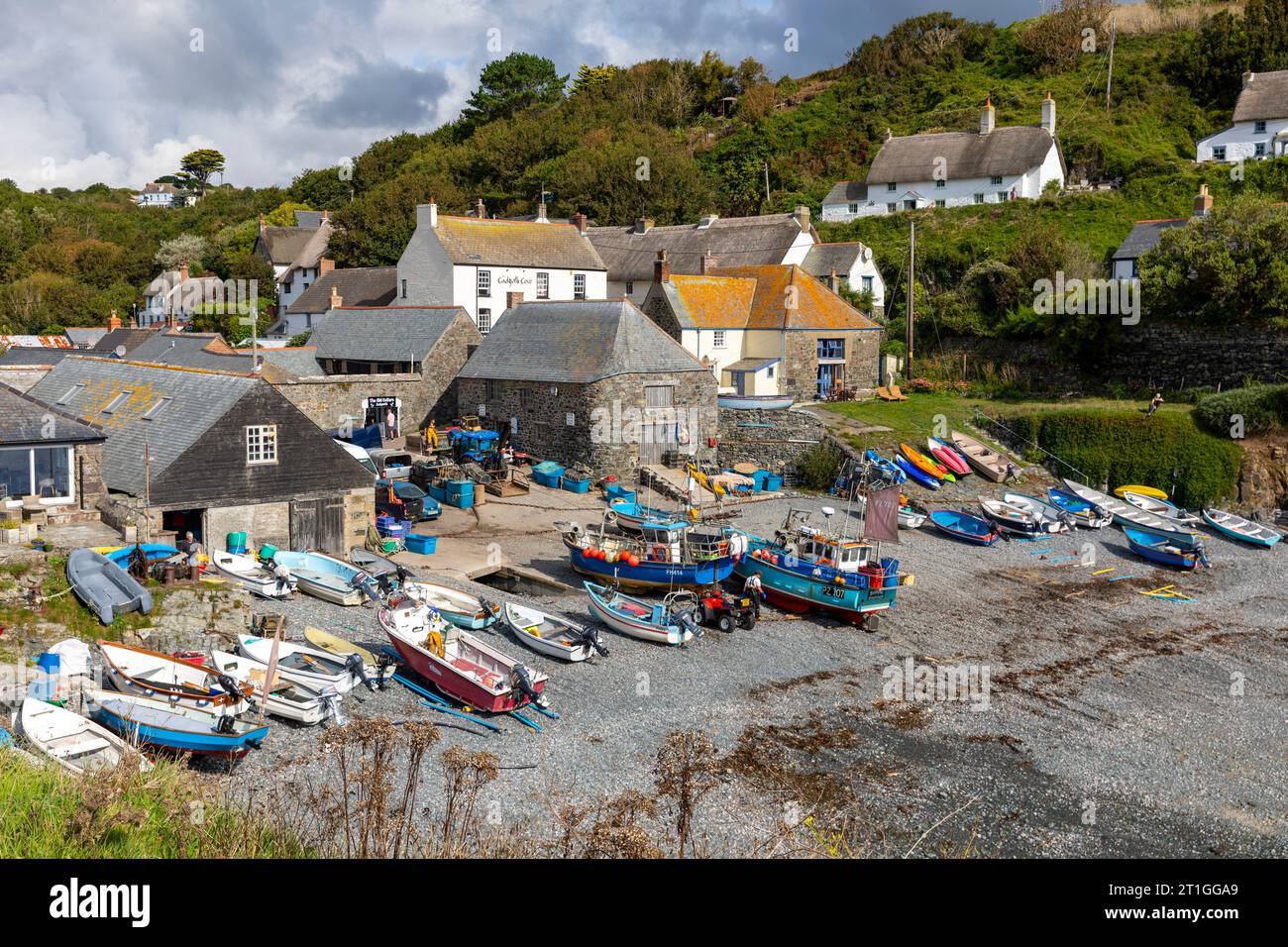 Cadgwith Cove sulla costa della Cornovaglia, barche da pesca sulla spiaggia di ciottoli di questo piccolo villaggio di pescatori, Inghilterra, Regno Unito, 2023 Foto Stock