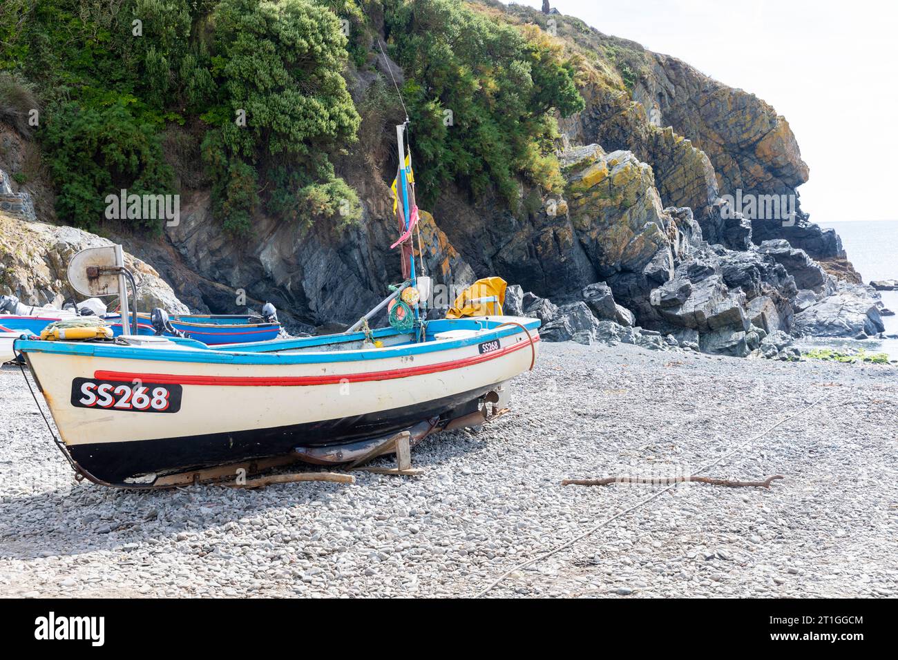Piccolo peschereccio sulla spiaggia di Cadgwith Cove Cornwall, Inghilterra, Regno Unito, girato il 2023 settembre Foto Stock