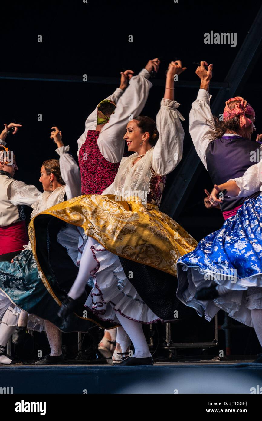 Baluarte Aragones e Raices de Aragon, gruppi tradizionali di Jota aragonesi, si esibiscono in Plaza del Pilar durante i festeggiamenti El Pilar a Saragozza, Spa Foto Stock