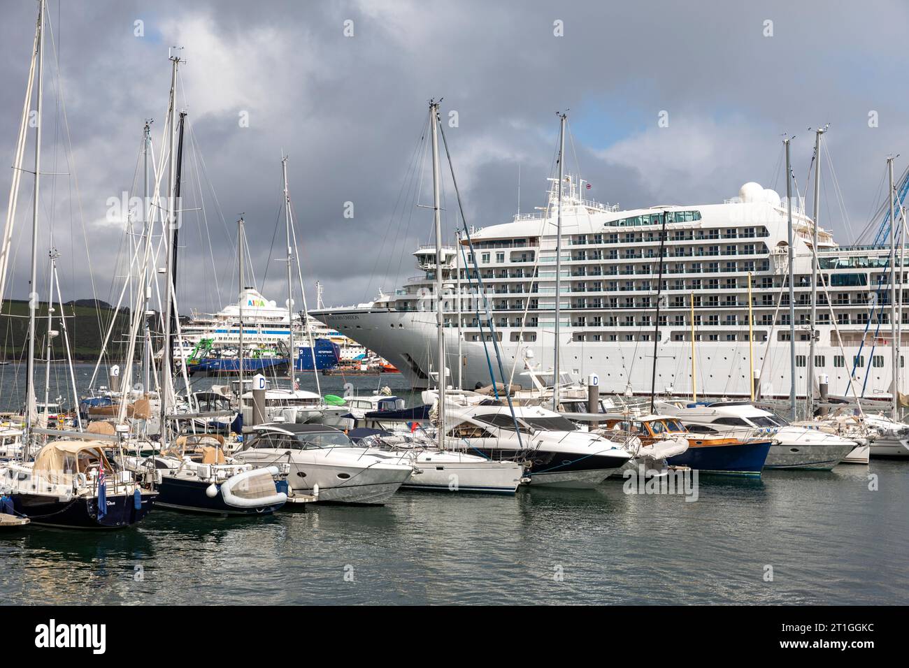 Porto di Falmouth, navi da crociera e yacht a vela, MV Seabourn Ovation e AIDaura Liners, Inghilterra, settembre 2023, cielo blu Foto Stock