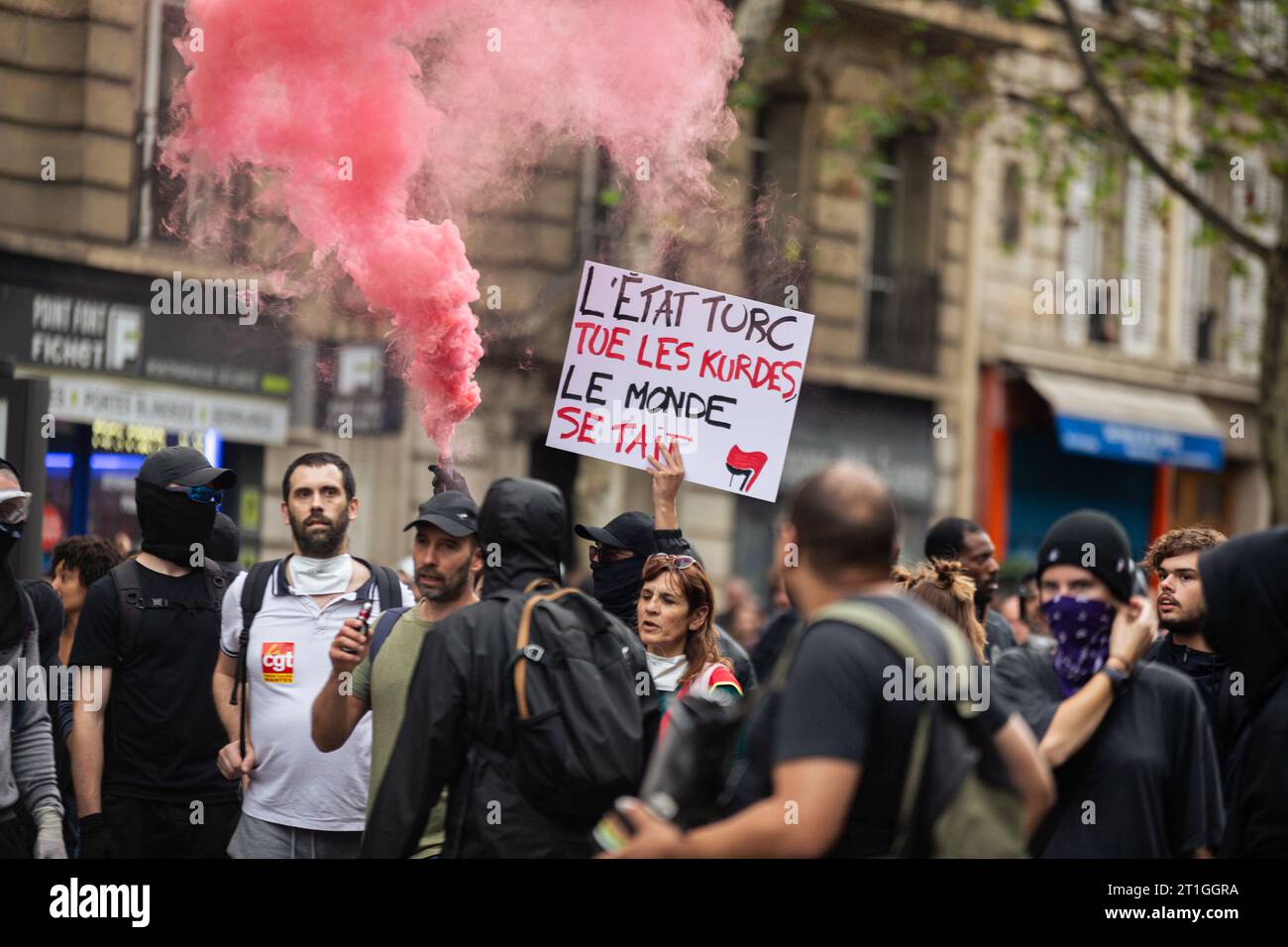 Parigi, Francia. 13 ottobre 2023. Un manifestante tiene in mano un cartello che dice "lo Stato turco uccide i curdi” durante la manifestazione. Migliaia di persone si sono mobilitate nella manifestazione intersindacale contro l'austerità in Francia. A Parigi, il numero di manifestanti era inferiore al previsto, nella prima manifestazione dopo l'ultimo sciopero generale contro la riforma delle pensioni. Credito: SOPA Images Limited/Alamy Live News Foto Stock