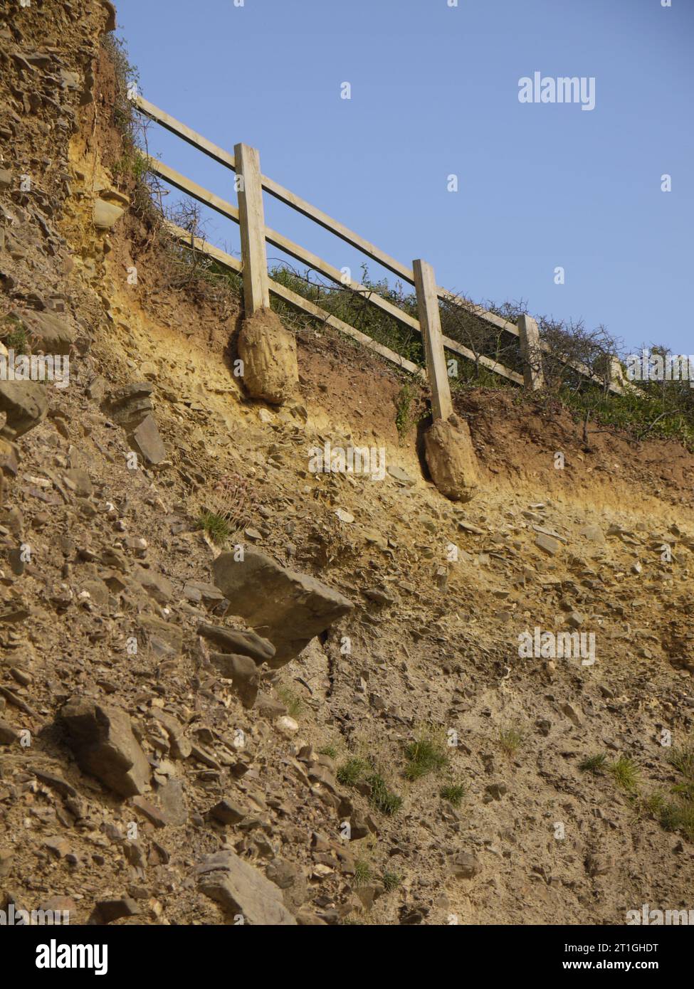 Crackington Haven, Cornovaglia, Regno Unito - 24 giugno 2023: I pali della recinzione si infrangono a mezz'aria a causa dell'erosione costiera. Foto Stock