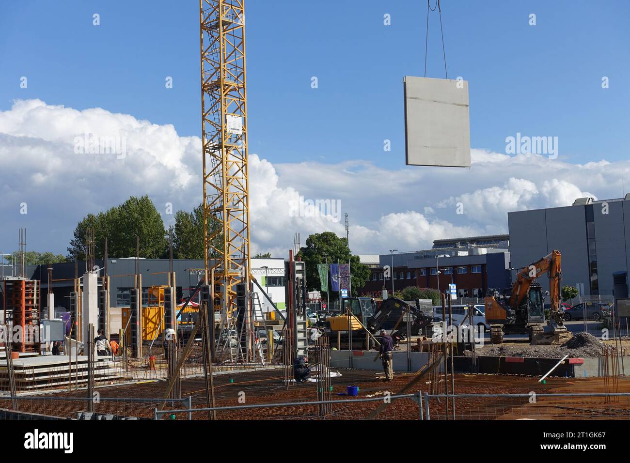 La costruzione di case, le parti prefabbricate sono posizionate con una gru, Germania, Renania settentrionale-Vestfalia Foto Stock