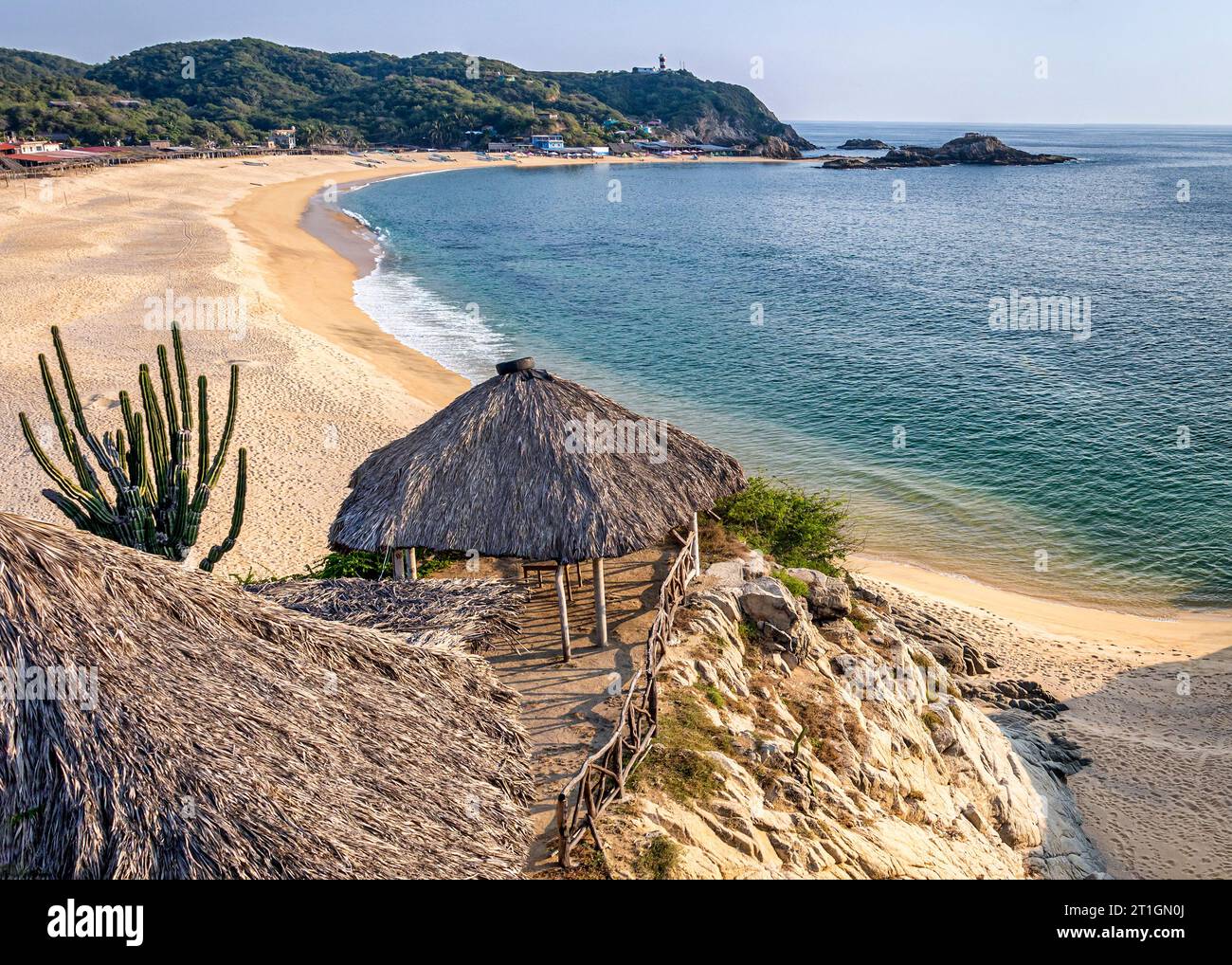 La spiaggia e il lontano faro di Faro de Bucerias, Michoacan, Messico. Foto Stock