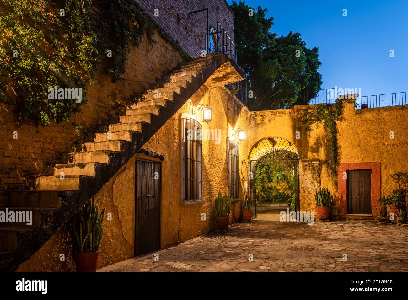 Scale e passerella ad arco della storica Hacienda El Carmen vicino alla città di Tequila a Jalisco, Messico. Foto Stock