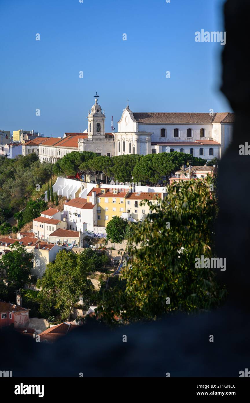 Jardim da Cerca da Grac e la chiesa di nostra Signora della Grazia viste da Castelo de São Jorge (Castello di San Giorgio o Castello di São Jorge). Foto Stock