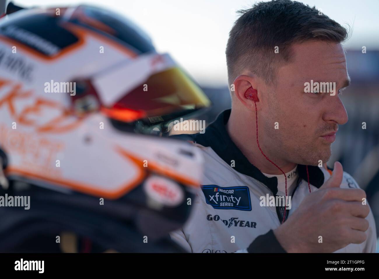 Concord, NC, USA. 7 ottobre 2023. Il pilota della XFINITY NASCAR Parker Kligerman (48) si prepara a salire sulla sua auto per il Drive for the cure 250 presentato da BlueCross BlieSheild della Carolina del Nord al Charlotte Motor Speedway di Concord NC. (Immagine di credito: © Logan T Arce Grindstone Media GR/ASP) SOLO USO EDITORIALE! Non per USO commerciale! Foto Stock