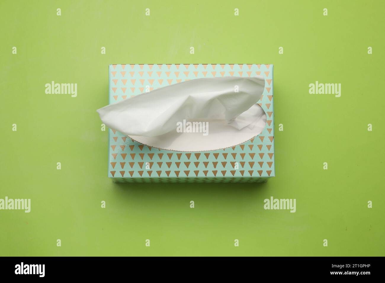 Scatola di fazzoletti di carta su sfondo verde chiaro, vista dall'alto Foto Stock
