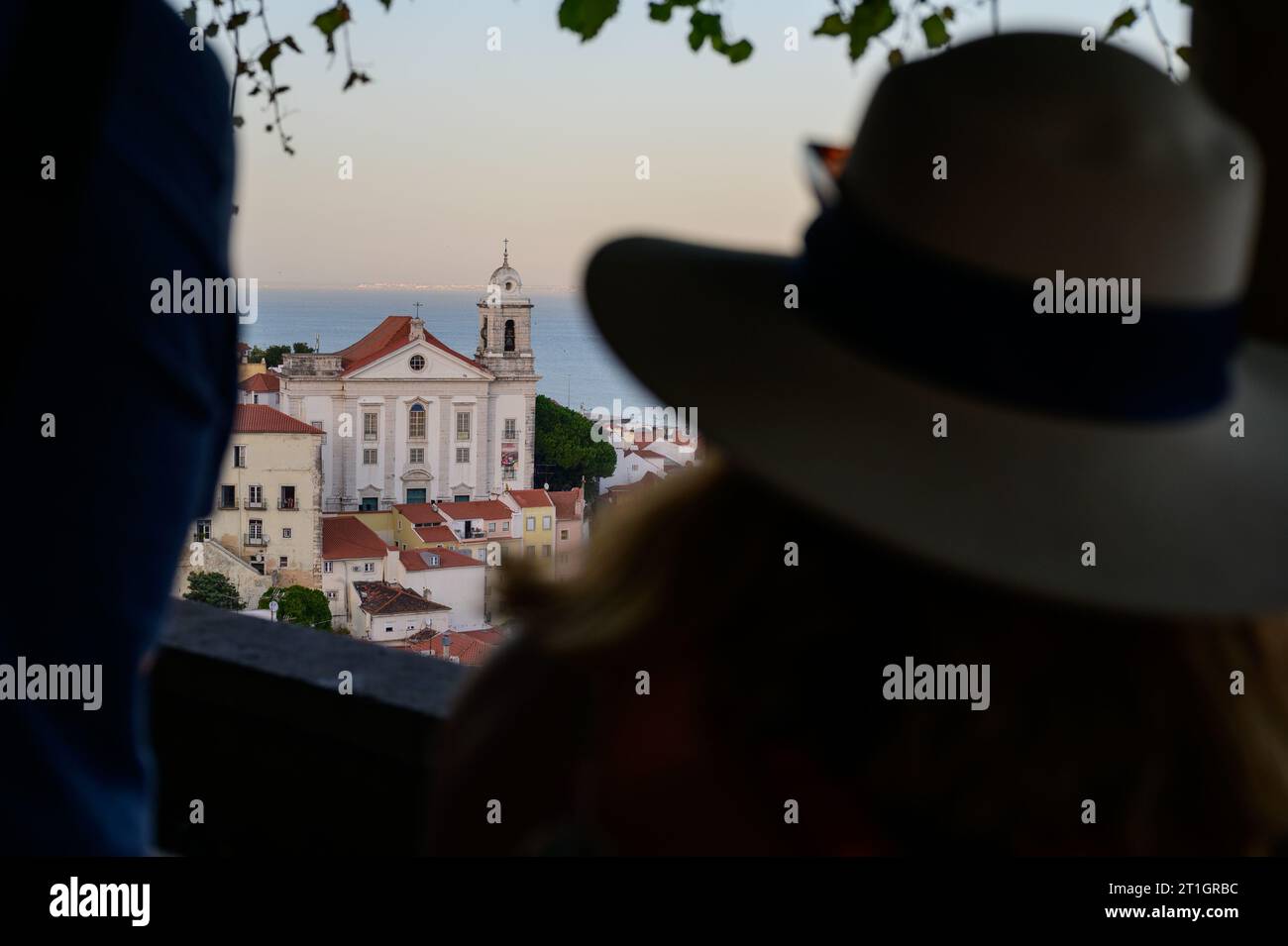 Igreja de Santo Estêvão (Chiesa di Santo Stefano) vista dal Miradouro de Santa Luzia. Lisbona, Portogallo. Foto Stock