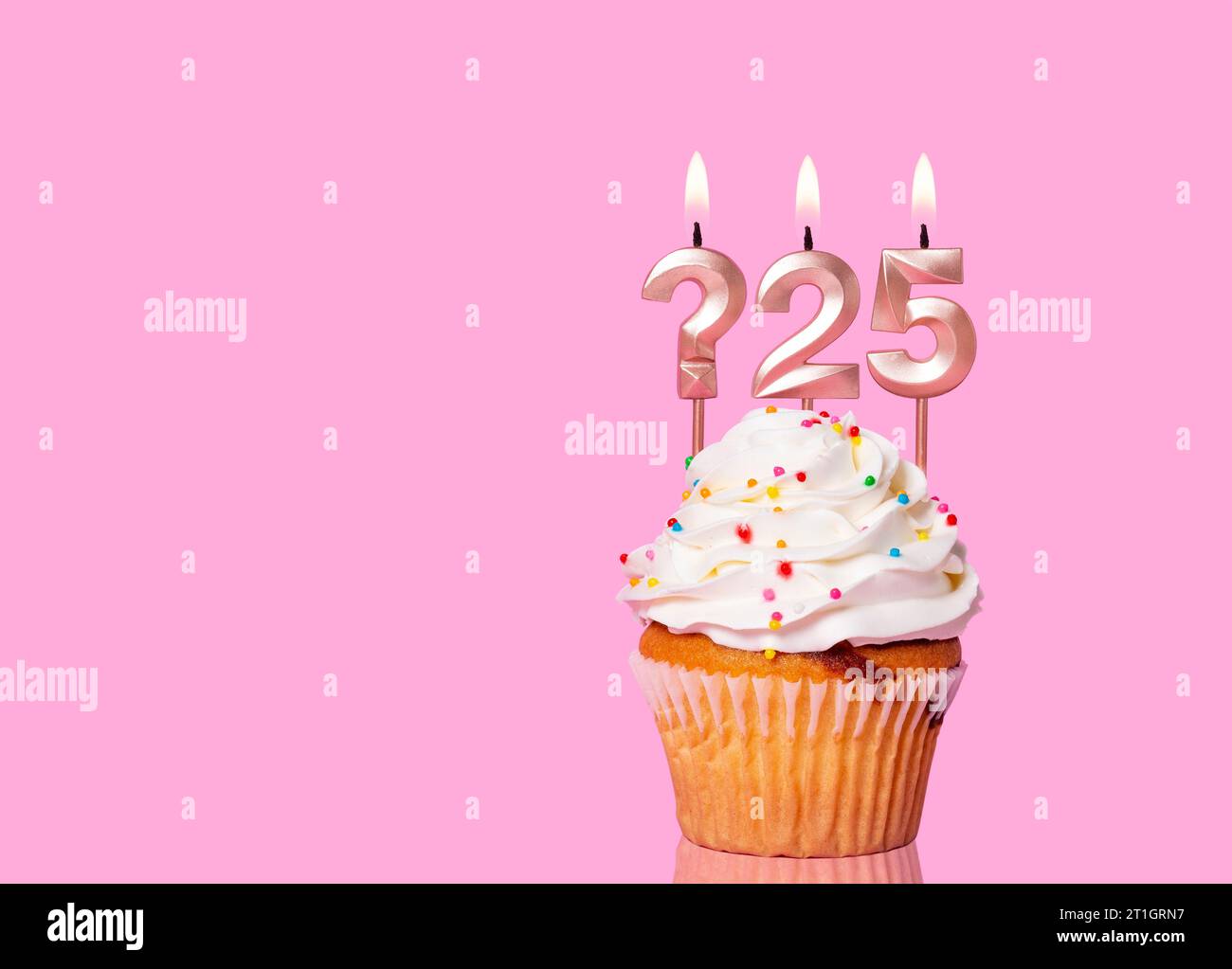 Torta di compleanno con punto interrogativo sulla candela e numero 25 - su sfondo rosa. Foto Stock