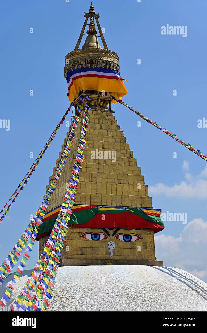 Vista della torre quadrata Harmika e della guglia montata sulla cupola di Boudhanath, con gli occhi stilizzati di Buddha o Adamantine View, Kathmandu Foto Stock