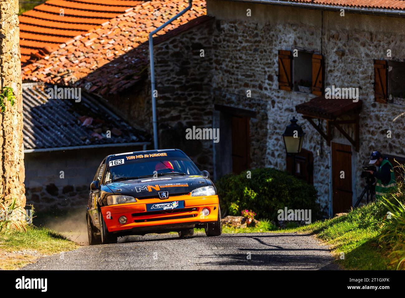 Ambert, Francia. 13 ottobre 2023. 163 MAGNIN Nicolas, DUCHAINE Eloise, Peugeot 106 S16 A6, azione durante il finale de la Coupe de France des Rallyes Ambert 2023, dal 12 al 14 ottobre 2023 ad Ambert, Francia - foto Damien Saulnier/DPPI Credit: DPPI Media/Alamy Live News Foto Stock