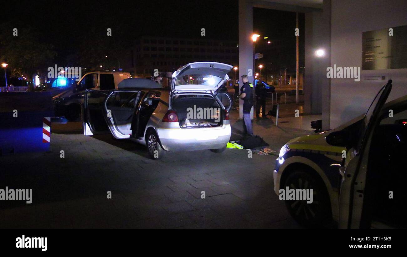 Berlino, Germania. 14 ottobre 2023. Le forze di polizia lavorano su un veicolo dopo un inseguimento. Gli hooligan del traffico hanno avuto un inseguimento con la polizia a Berlino-Hellersdorf sabato sera. Crediti: Dominik Totaro/dpa/Alamy Live News Foto Stock