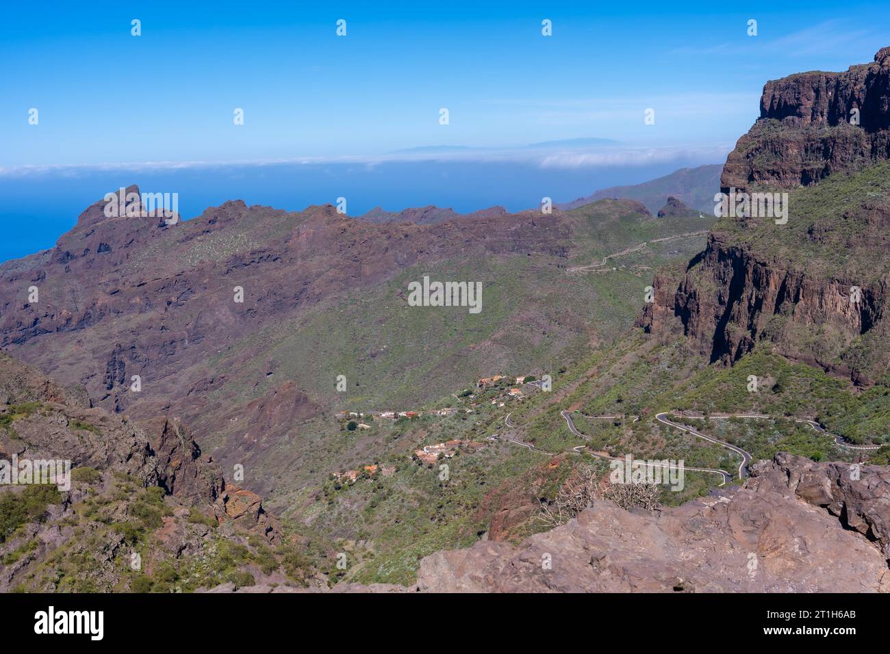 Strade tortuose nel canyon di Masca nel comune di montagna nel nord di Tenerife, Isole Canarie Foto Stock