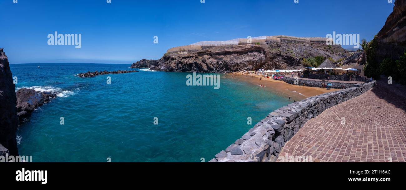 Passeggiata sulla spiaggia di Abama sulla costa occidentale di Tenerife, Isole Canarie Foto Stock