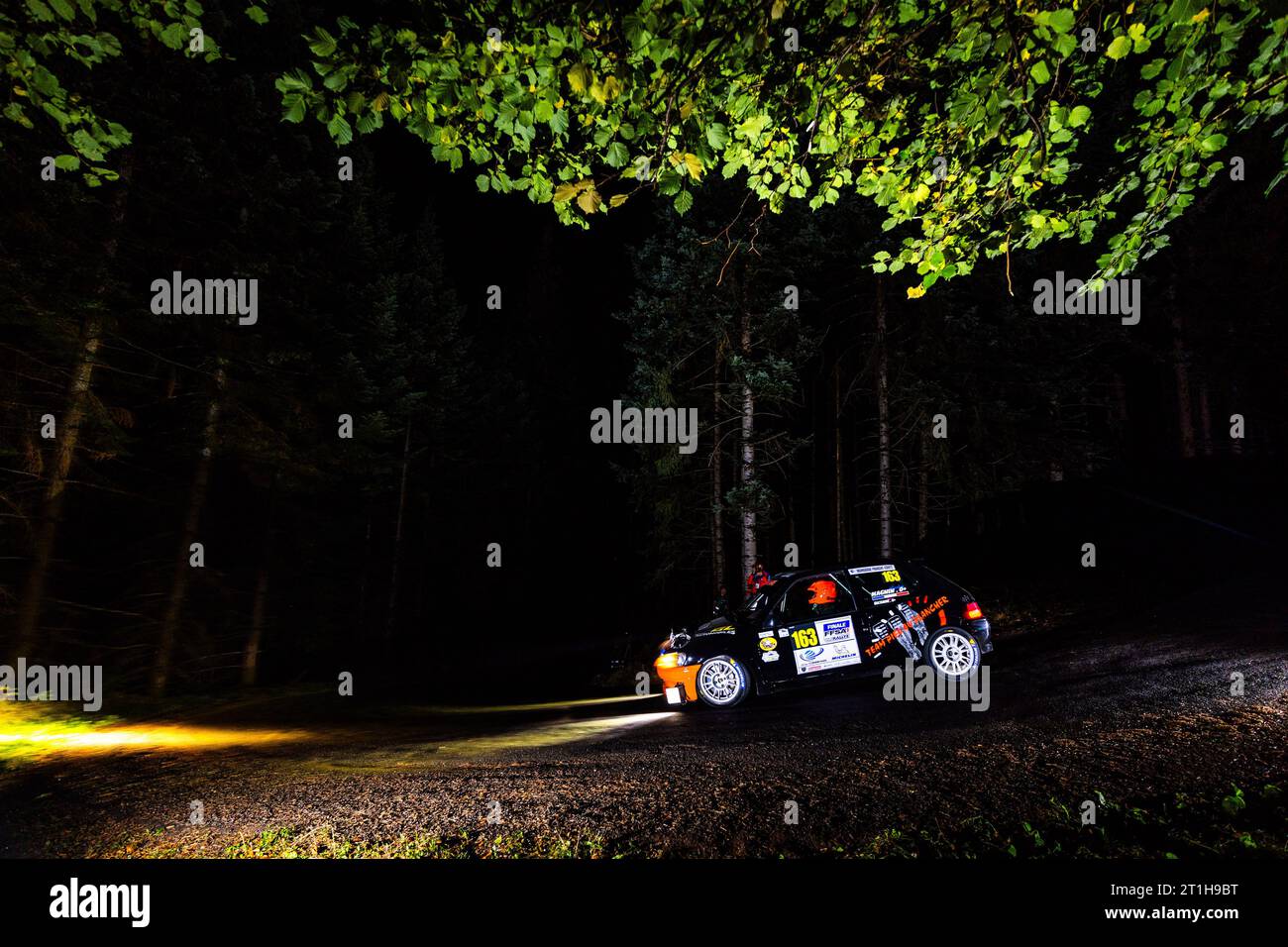 Ambert, Francia. 13 ottobre 2023. 163 MAGNIN Nicolas, DUCHAINE Eloise, Peugeot 106 S16 A6, azione durante il finale de la Coupe de France des Rallyes Ambert 2023, dal 12 al 14 ottobre 2023 ad Ambert, Francia - foto Damien Saulnier/DPPI Credit: DPPI Media/Alamy Live News Foto Stock