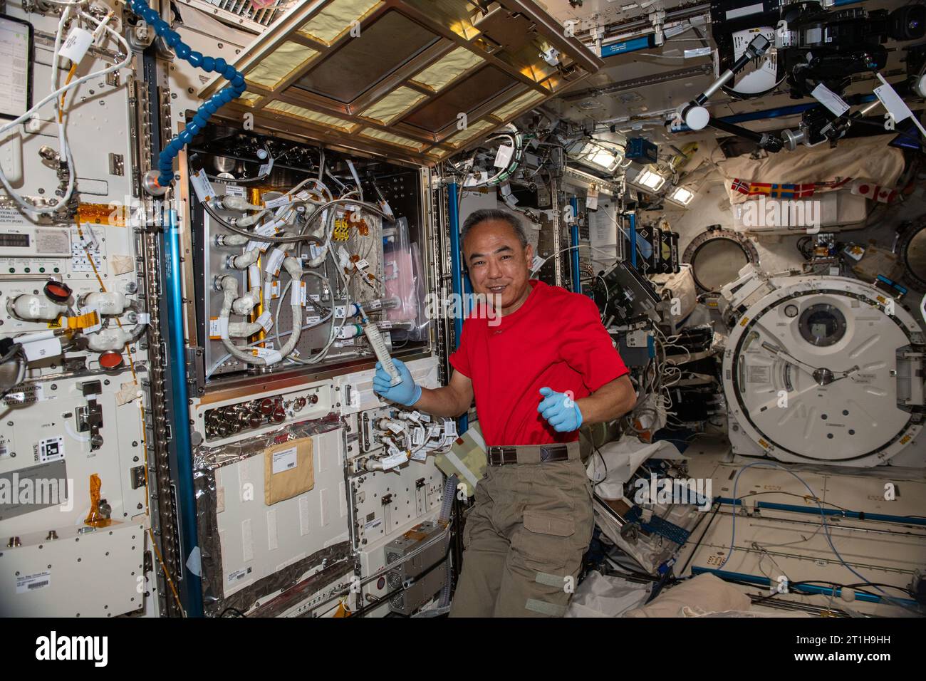 Atmosfera terrestre. 27 settembre 2023. L'astronauta JAXA (Japan Aerospace Exploration Agency) Satoshi Furukawa è raffigurato mentre sta completando la manutenzione del rack multiuso per piccoli carichi utili (MSPR) nel Japanese Experiment Module. MSPR offre uno spazio di lavoro per i membri dell'equipaggio orbitale per condurre ricerche scientifiche sulla microgravità. Credito: NASA/ZUMA Press Wire/ZUMAPRESS.com/Alamy Live News Foto Stock