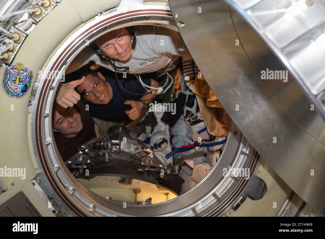 Atmosfera terrestre. 27 settembre 2023. Tre membri dell'equipaggio della Expedition 69 sono raffigurati all'interno della Soyuz MS-23 Crew Ship che avrebbe riportato il trio sulla Terra dopo aver vissuto e lavorato per 371 giorni a bordo della stazione spaziale Internazionale. Da sinistra ci sono il cosmonauta Roscosmos Dmitri Petelin, l'astronauta della NASA Frank Rubio e il cosmonauta Roscosmos Sergey Prokopyev. Credito: NASA/ZUMA Press Wire/ZUMAPRESS.com/Alamy Live News Foto Stock