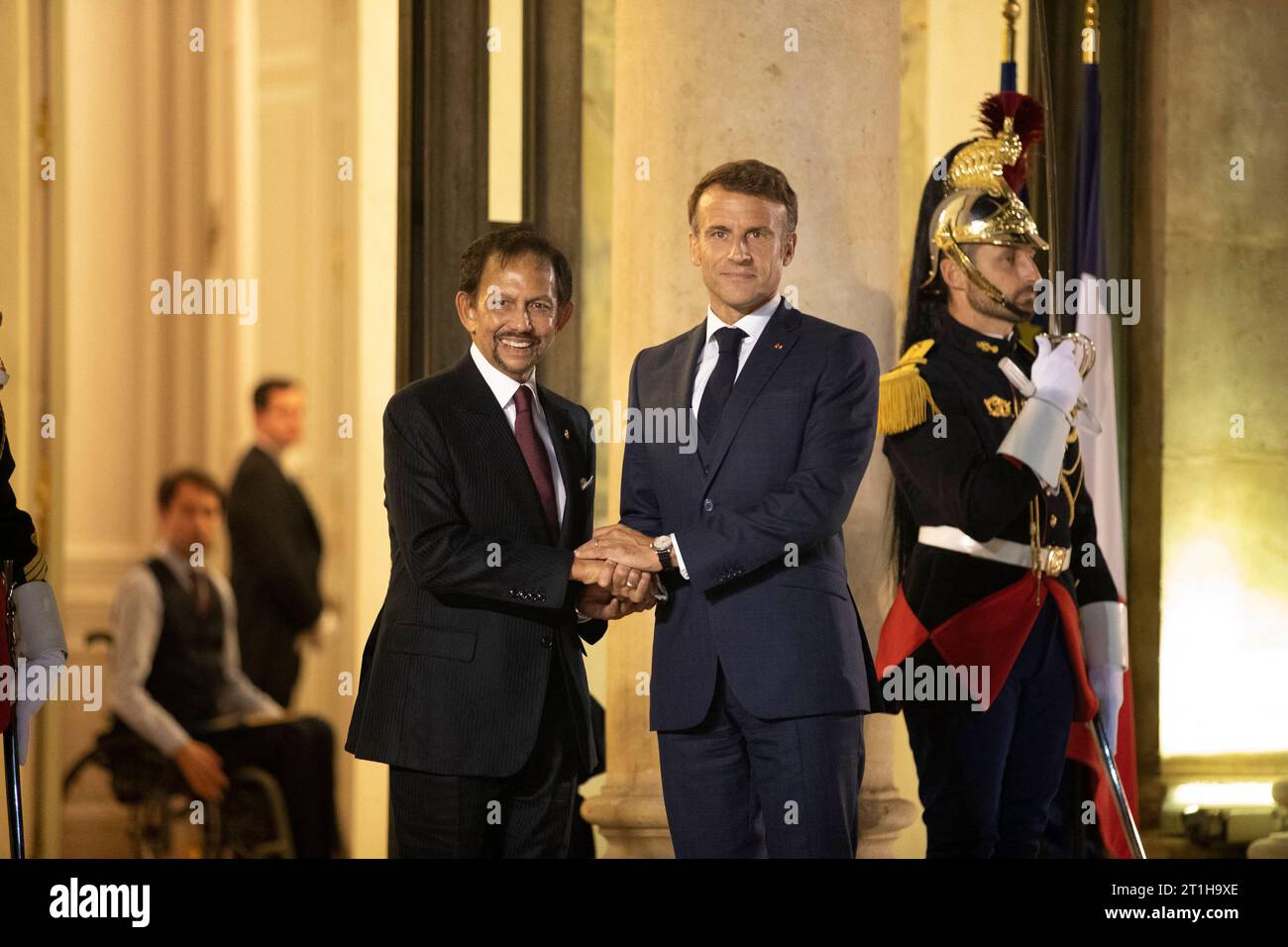 Parigi, Francia. 13 ottobre 2023. Il Presidente Emmanuel Macron e il Sultano del Brunei, Haji Hassanal Bolkiah Mu'izzaddin Waddaulah al Palazzo Elysee. Parigi, Francia, 13 ottobre 2023 foto di Jeremy Paoloni/ABACAPRESS.COM Credit: Abaca Press/Alamy Live News Foto Stock