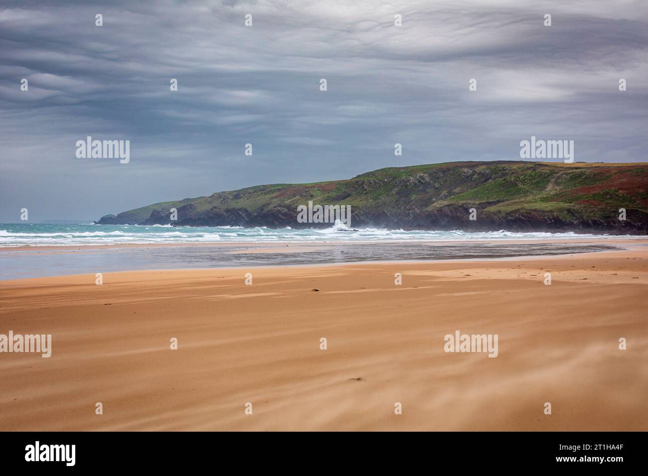 Cammina sulle spiagge sabbiose di Freshwater ovest sulla costa del Pembrokeshire in Galles con la produzione di birra Storm Agnes Foto Stock