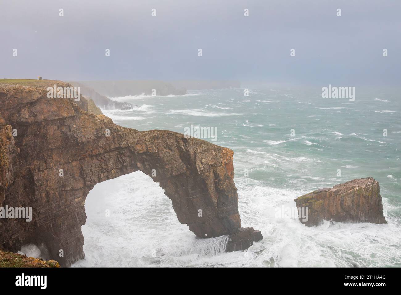 Il ponte verde del Galles sulla costa del Pembrokeshire nel Regno Unito durante la tempesta Agnes Foto Stock