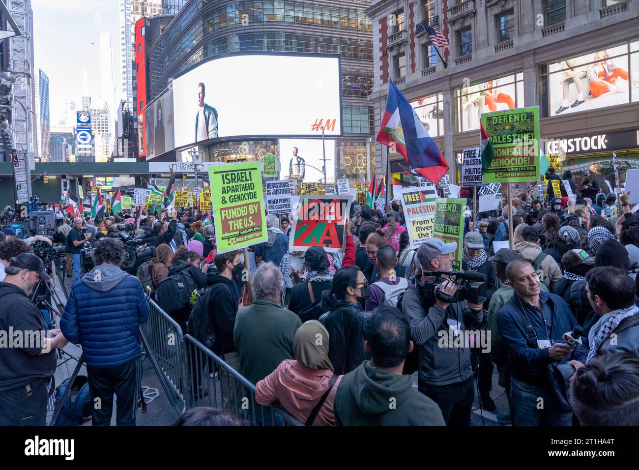 NEW YORK, NEW YORK - 13 OTTOBRE: I manifestanti pro-palestinesi, sostenuti dal capitolo newyorkese dei Socialisti Democratici (DSA), detengono segni e bandiere durante una protesta palestinese a Day of Action a Times Square il 13 ottobre 2023 a New York City. In tutto il paese e in tutto il mondo, la gente sta organizzando manifestazioni e veglie sia per palestinesi che per israeliani a seguito di un attacco a sorpresa di Hamas il 7 ottobre. L'attacco ha portato a un bombardamento di Gaza da parte dell'esercito israeliano e a una possibile invasione terrestre del territorio. Foto Stock