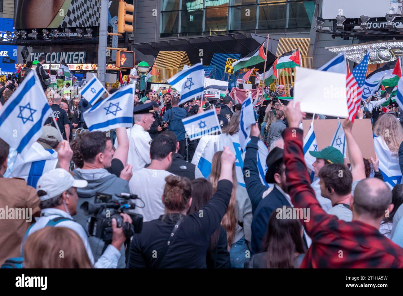 New York, Stati Uniti. 13 ottobre 2023. NEW YORK, NEW YORK - 13 OTTOBRE: I contromanifestanti pro-israeliani detengono segni e bandiere durante una protesta palestinese a Day of Action a Times Square il 13 ottobre 2023 a New York City. In tutto il paese e in tutto il mondo, la gente sta organizzando manifestazioni e veglie sia per palestinesi che per israeliani a seguito di un attacco a sorpresa di Hamas il 7 ottobre. L'attacco ha portato a un bombardamento di Gaza da parte dell'esercito israeliano e a una possibile invasione terrestre del territorio. Crediti: Ron Adar/Alamy Live News Foto Stock