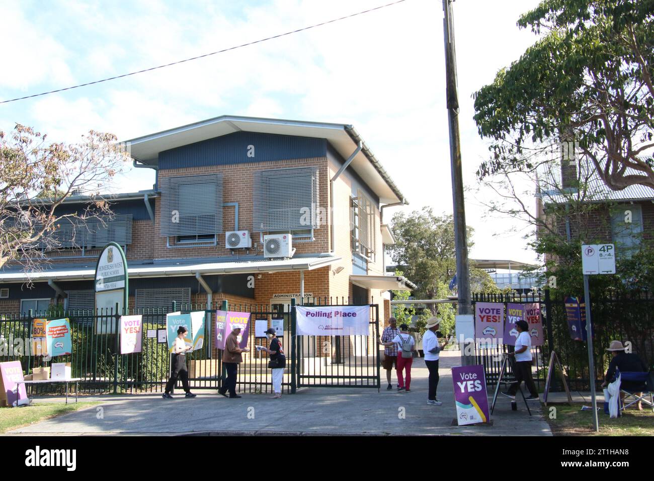 Il giorno dei sondaggi per il referendum vocale. Nella foto si trova il centro per i sondaggi della Homebush West Public School. Gli australiani hanno la loro voce in un referendum su se cambiare la Costituzione per riconoscere i primi popoli d'Australia istituendo un organismo chiamato Aboriginal and Torres Strait Islander Voice. Foto Stock