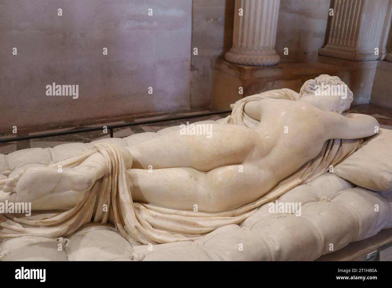 Scultura della dea greca "Hermaphrodite Endormi". Galleria di sculture del Louvre. Museo del Louvre, Parigi, Francia. Foto Stock