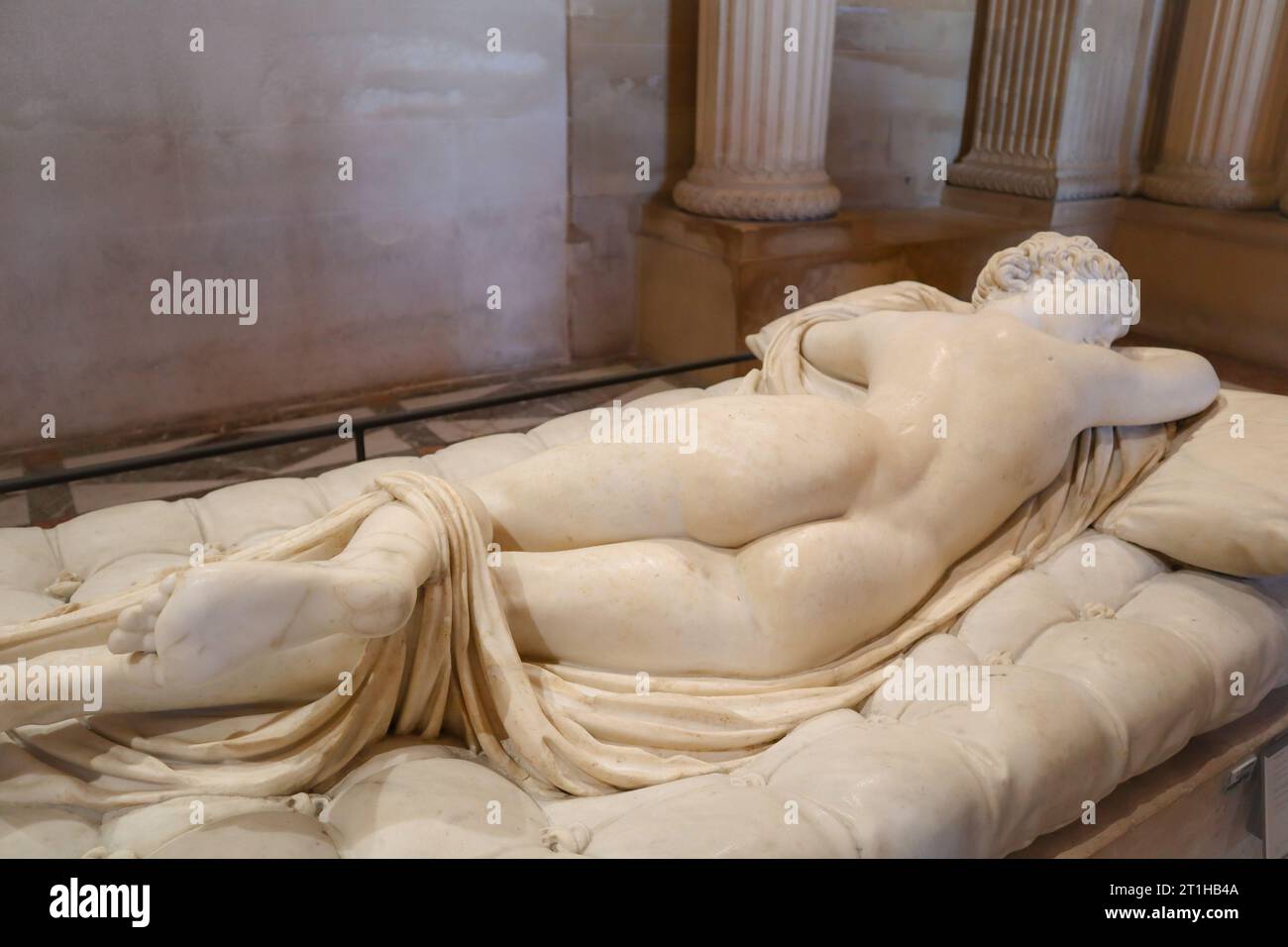 Scultura della dea greca "Hermaphrodite Endormi". Galleria di sculture del Louvre. Museo del Louvre, Parigi, Francia. Foto Stock