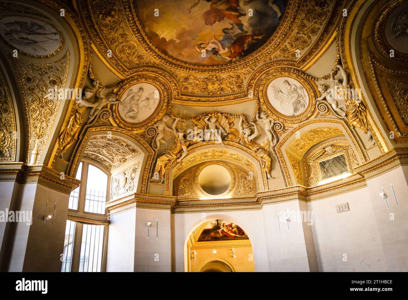 Arte sul soffitto del museo del Louvre. Immagine di opere d'arte e dipinti sul soffitto al Museo del Louvre, Parigi, Francia. Interni del Louvre. Foto Stock
