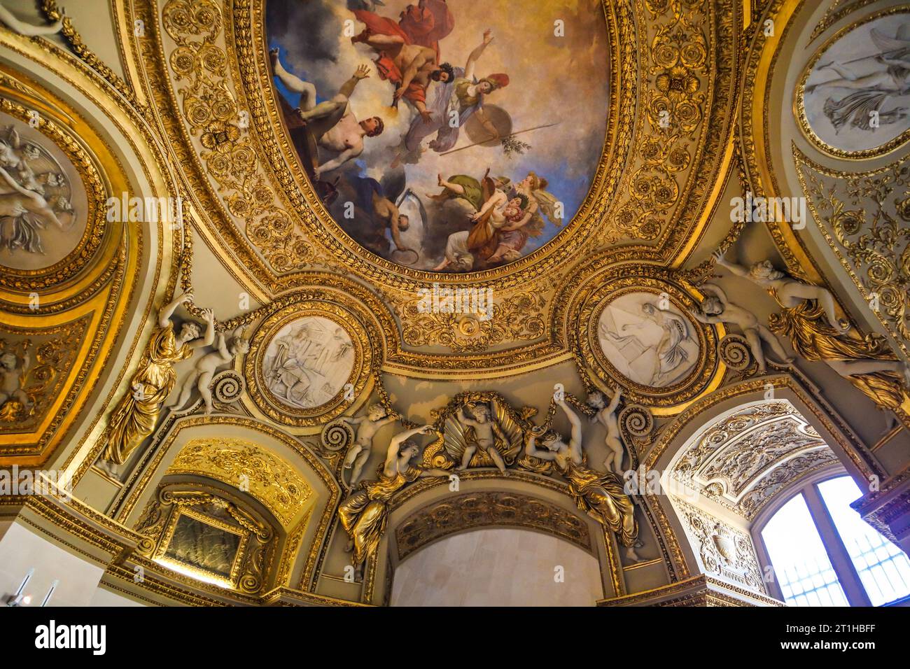 Arte sul soffitto del museo del Louvre. Immagine di opere d'arte e dipinti sul soffitto al Museo del Louvre, Parigi, Francia. Interni del Louvre. Foto Stock