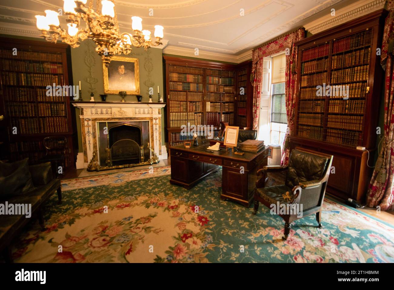 Biblioteca di Benjamin Disraeli con ritratto di Sir Francis Grant, Hughenden Manor, High Wycombe, Buckinghamshire, Inghilterra, REGNO UNITO Foto Stock