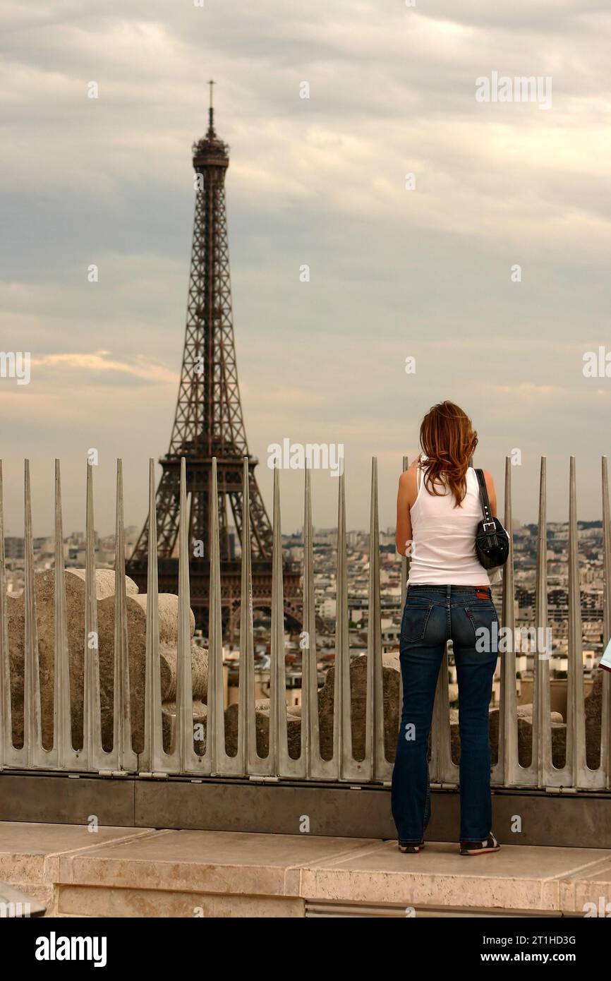 Vista sulla Torre eiffel da parigi Arc de triomphe con una ragazza che guarda il tour Eiffel Foto Stock