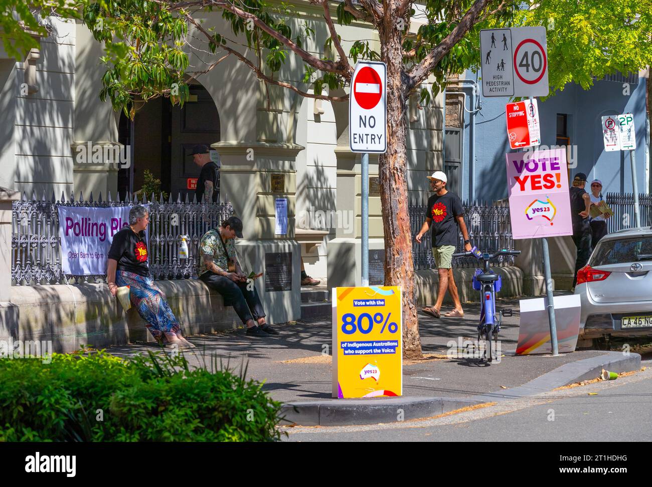 Sydney, Australia. 14 ottobre 2023. Gli australiani votano nel referendum "Voice to Parliament" del 2023 a Redfern, un sobborgo di Sydney con una grande popolazione indigena. Nella foto: La stazione elettorale del municipio di Redfern al 73 di Pitt Street. Credito: Robert Wallace / Wallace Media Network / Alamy Live News Foto Stock