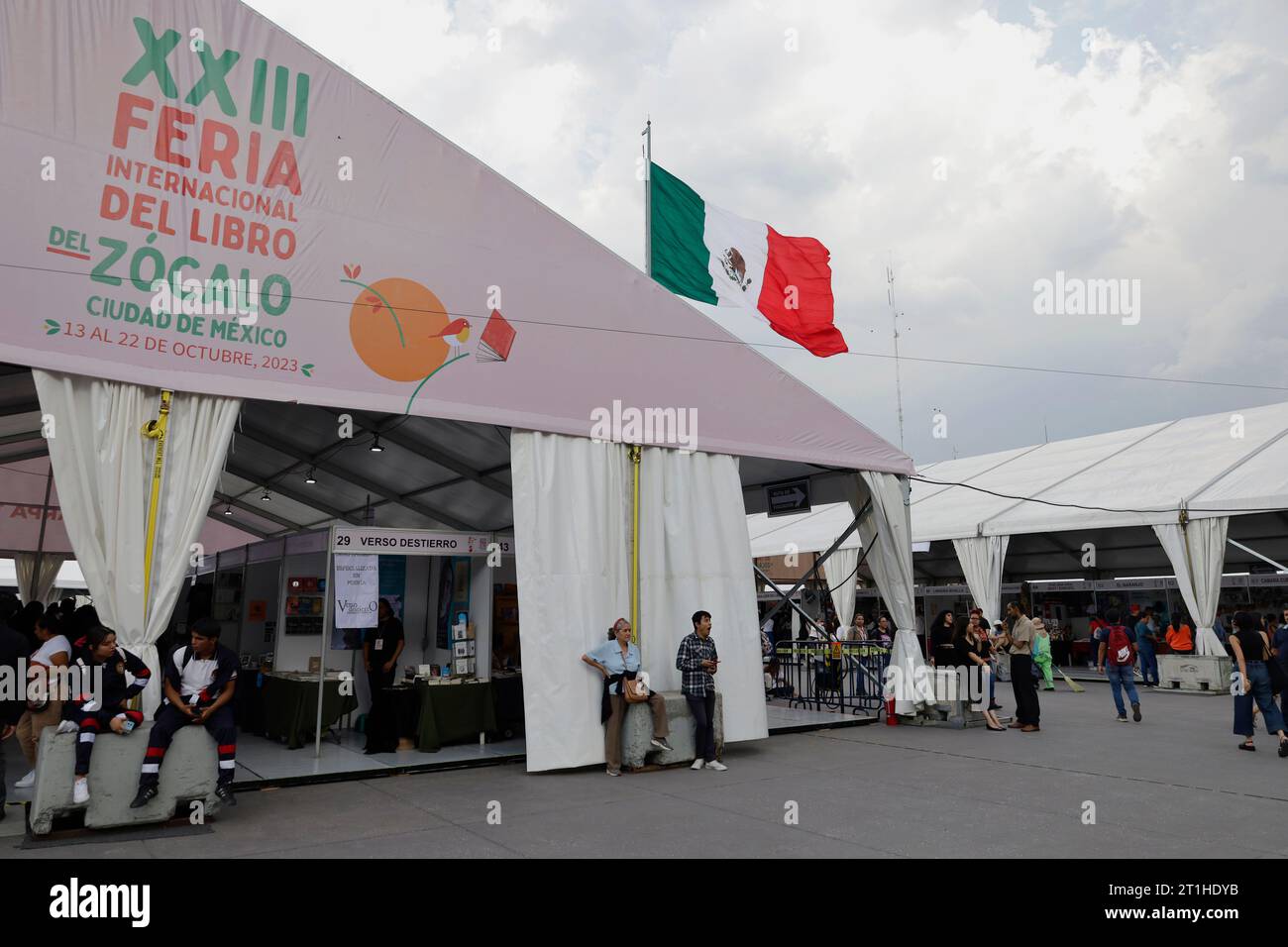 Città del Messico, Messico. 13 ottobre 2023. Veduta della 28a Fiera Internazionale del Libro a Zocalo, città del Messico, dove scrittori, editori e amanti della lettura si riuniranno per celebrare la diversità culturale e il potere trasformativo dei libri. (Foto di Gerardo Vieyra/NurPhoto) credito: NurPhoto SRL/Alamy Live News Foto Stock