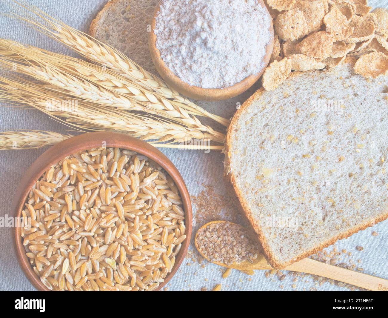 Immagine piatta dall'alto in basso fermo immagine a base di dieta a fibre elevate, chicchi integrali organici e grano intero, immagine sbiadita per sfondo o sovrapposizione di testo. Foto Stock