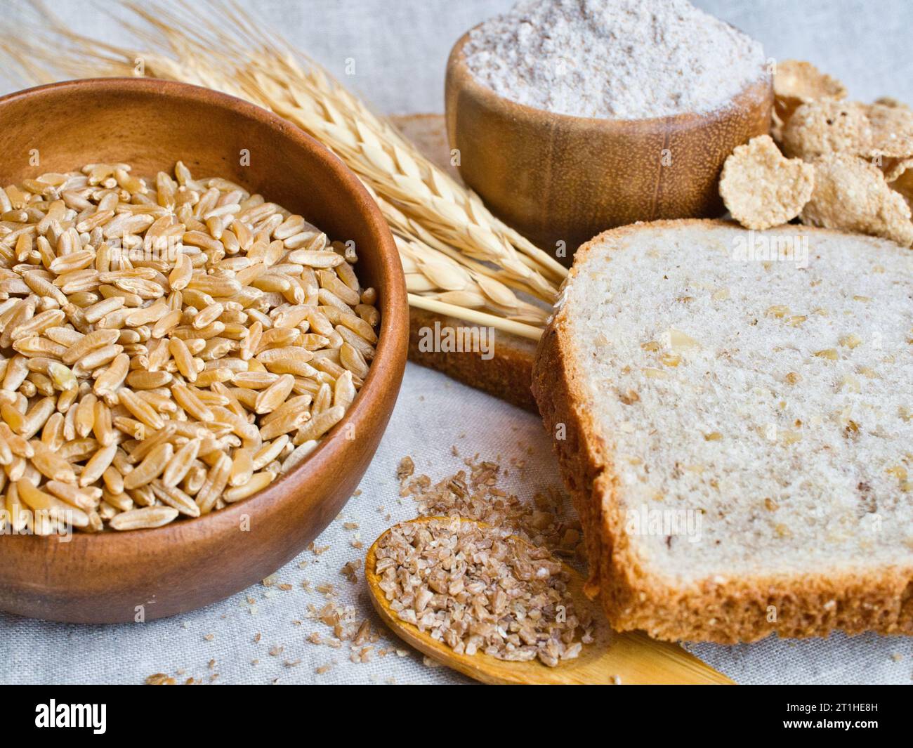 Grano intero immagine di cereali raccolti da raccolti americani per una dieta sana. Varietà di prodotti a base di frumento. Foto Stock