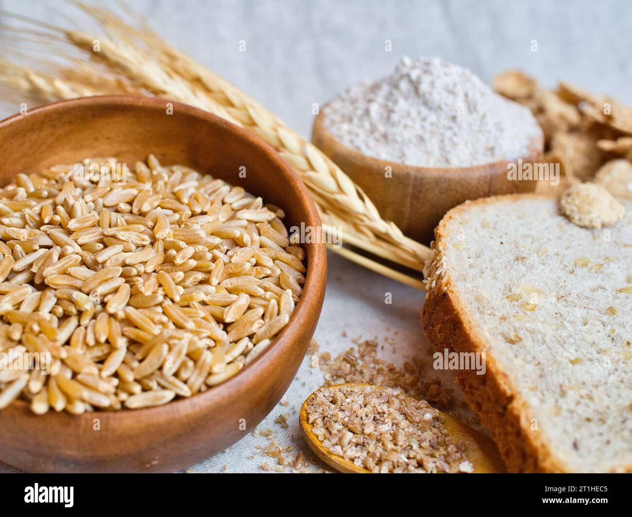 Disposizione della tabella dei cereali integrali di grano per la perdita di peso e per una dieta sana o prodotti biologici a base di cereali. Foto Stock