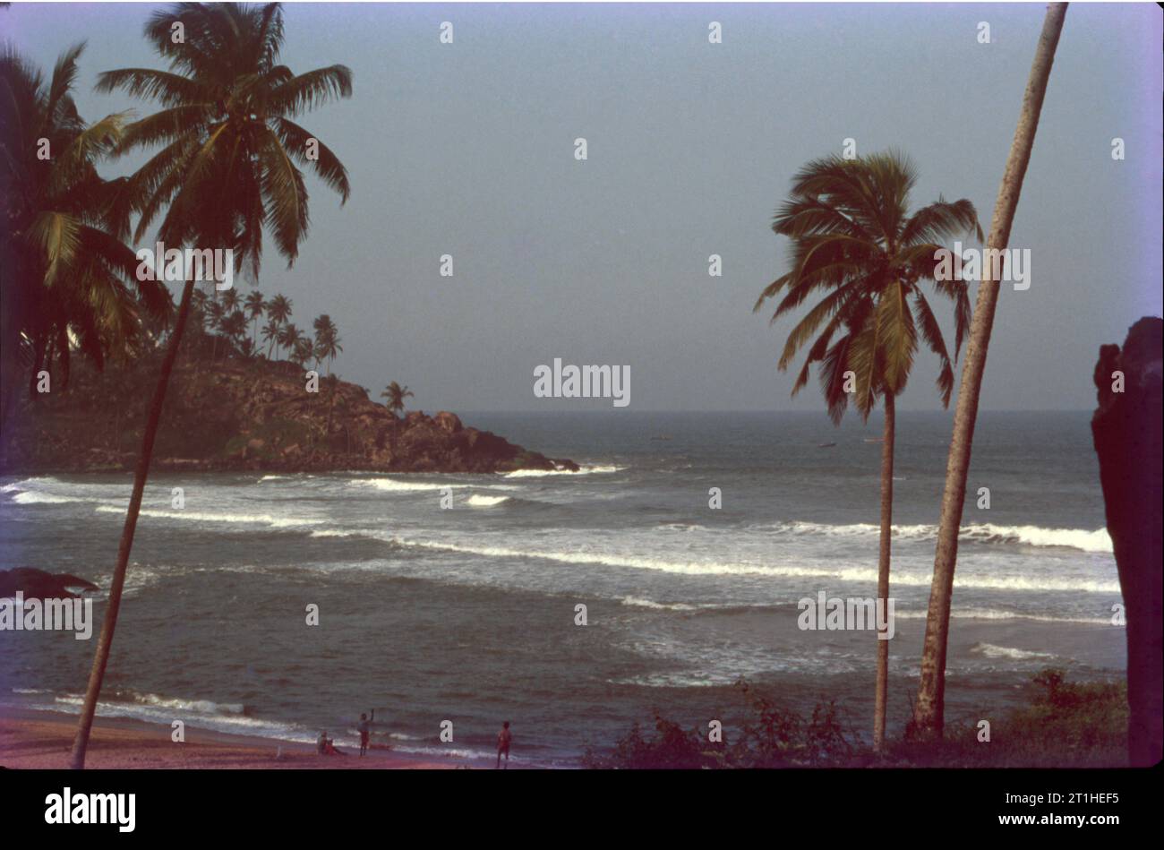 Kovalam è una spiaggia rinomata a livello internazionale con tre spiagge a mezzaluna adiacenti. È stato un luogo di ritrovo preferito dai turisti fin dagli anni '1930 Un massiccio promontorio roccioso sulla spiaggia ha creato una splendida baia di acque calme, ideale per fare il bagno in mare. Le opzioni di svago di questa spiaggia sono abbondanti e diversificate. Foto Stock