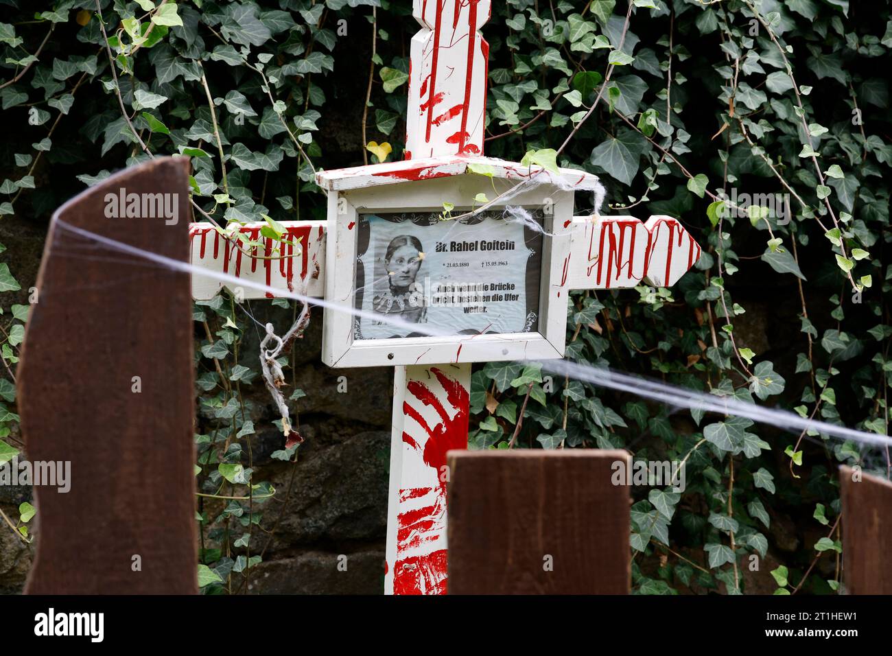 03.10.2023 43. Evento di Halloween 2023 auf Burg Frankenstein / Hessen vor Schließung der Burganlage hier Grab mit blutverschmiertem Kreuz auf Friedhof Foto Stock