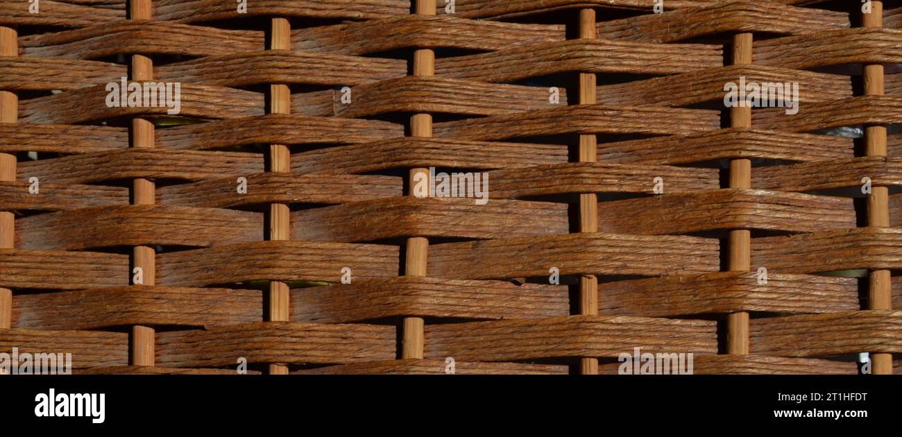 Tessuto in vimini di rattan con rami tradizionali e secchi fatti a mano, fondo texture marrone vimini, vimini tessuti con motivo naturale Foto Stock