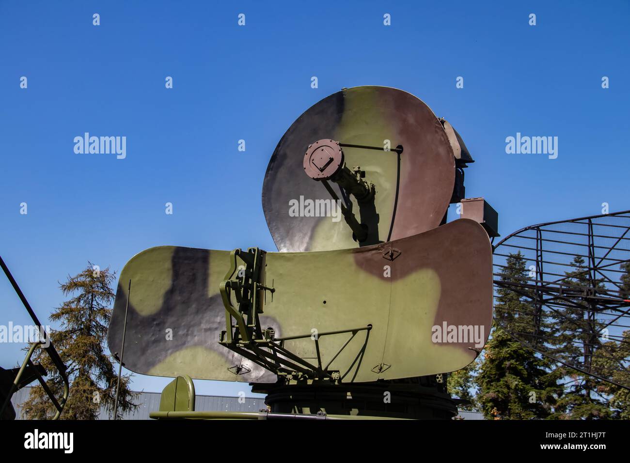 Radar militare e sistema di sorveglianza e equipaggiamento, dipinti in colori militari mimetici Foto Stock