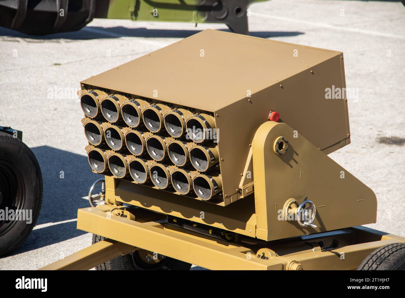Lanciarazzi a canna multipla (MRL) o sistema a razzo multiplo (MLRS) con 32 tubi di lancio del calibro 128 mm, equipaggiamento militare di guerra, Foto Stock