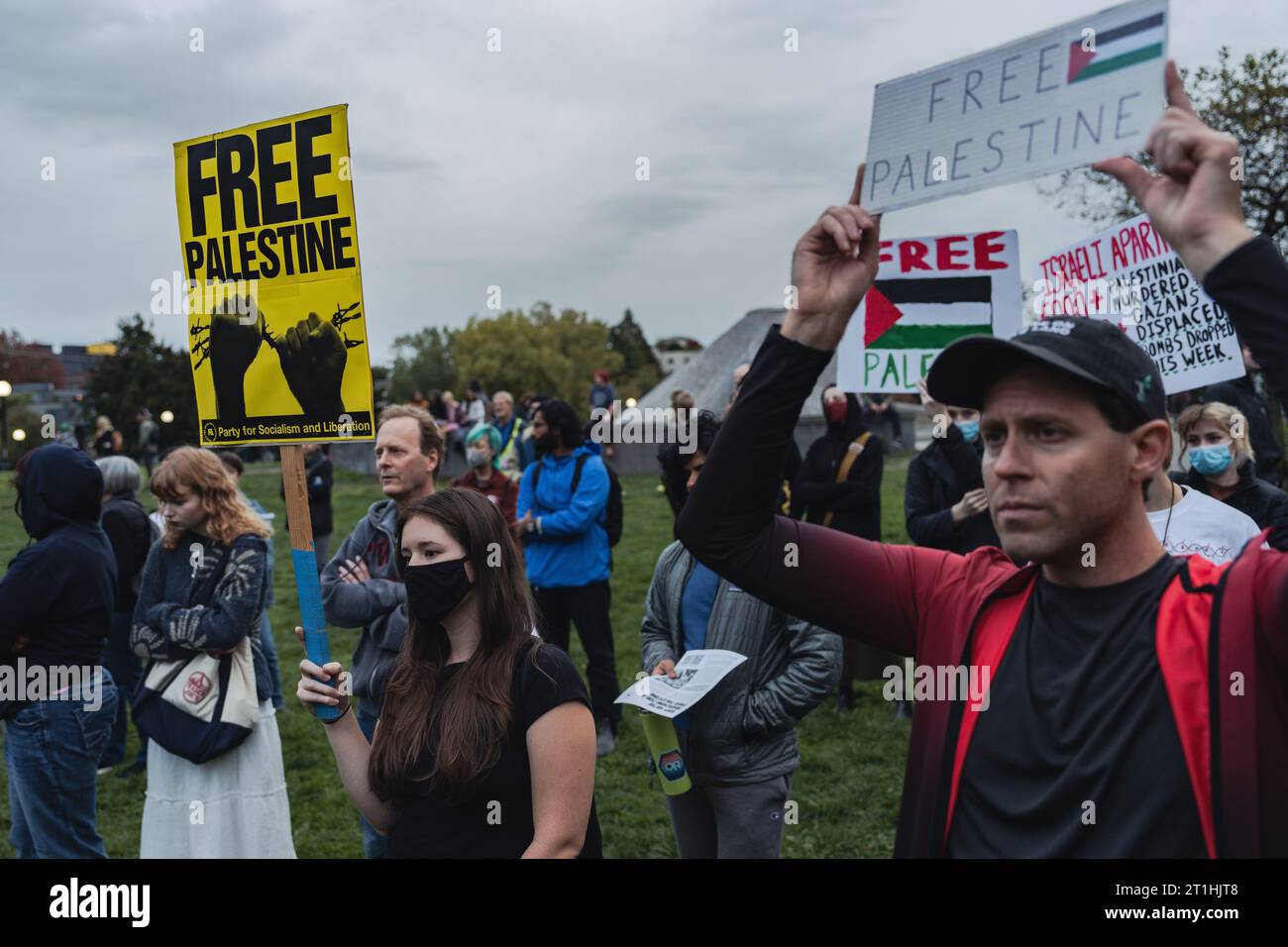 I manifestanti tengono cartelli che esprimono la loro opinione durante una manifestazione di solidarietà con la Palestina al Parco Cal Anderson. Il raduno, che ha avuto luogo nel Cal Anderson Park, ha attirato una folla diversificata che trasportava striscioni, bandiere e cartelli con messaggi di pace e giustizia. Gli oratori che hanno partecipato all'evento hanno sottolineato l'importanza di sensibilizzare il popolo palestinese in merito al conflitto di lunga data in Medio Oriente e al suo impatto sul popolo palestinese. Hanno sottolineato la necessità di una risoluzione pacifica che rispetti i diritti e la dignità di tutte le parti coinvolte. Foto Stock