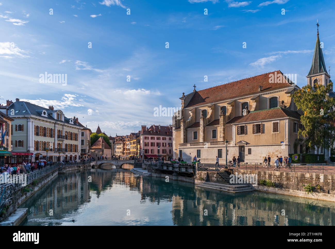 Quai de l'ile e Quai Perriere, sul fiume Thiou, e la chiesa di San Francesco, ad Annecy, alta Savoia, Francia Foto Stock